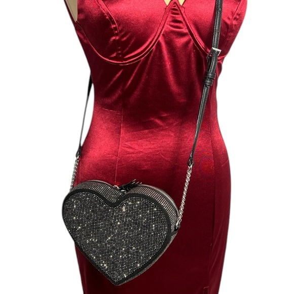 VICTORIA'S SECRET
Heart Crossbody Bag with shimmering black gunmetal rhinestones - Picture 8 of 13